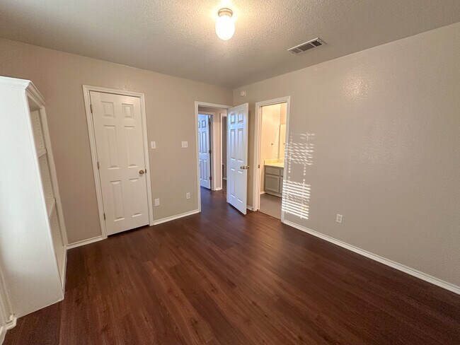 Building Photo - 2701 Littlepine Dr