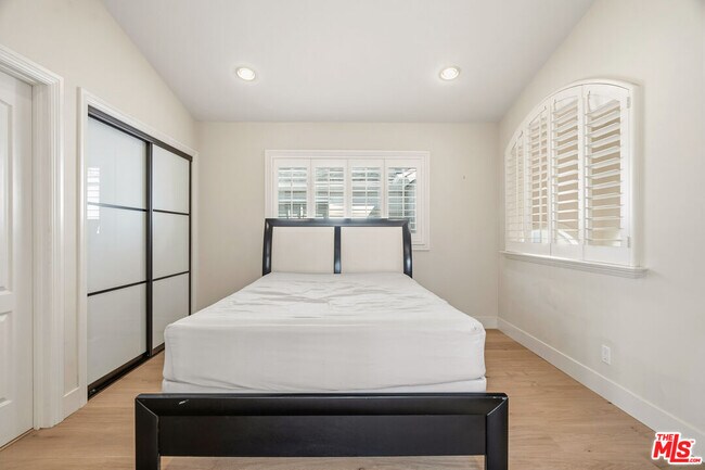 Building Photo - 707 Jasmine Ave