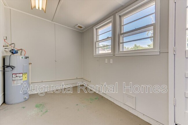 Building Photo - 3210 York Dr