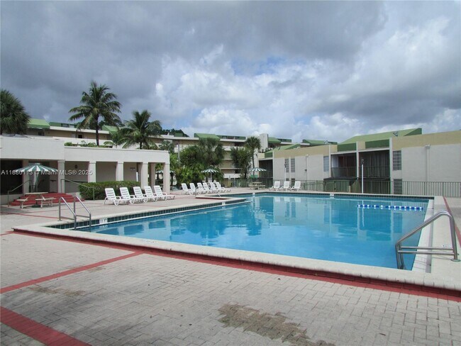 Building Photo - 8820 Fontainebleau Blvd