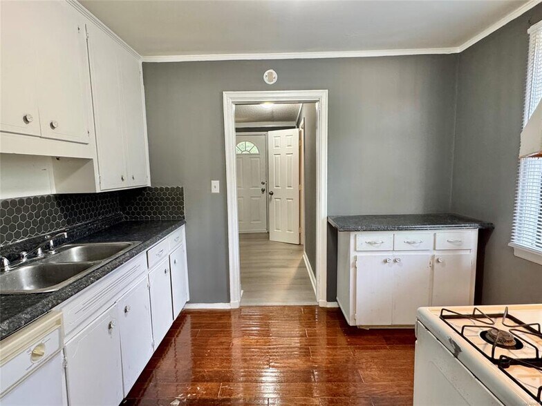 Building Photo - 208 Bradley Dr