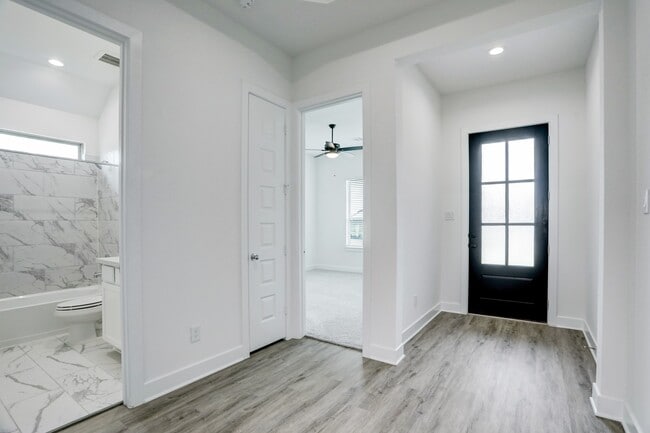 Building Photo - 3003 Lago Costa Dr