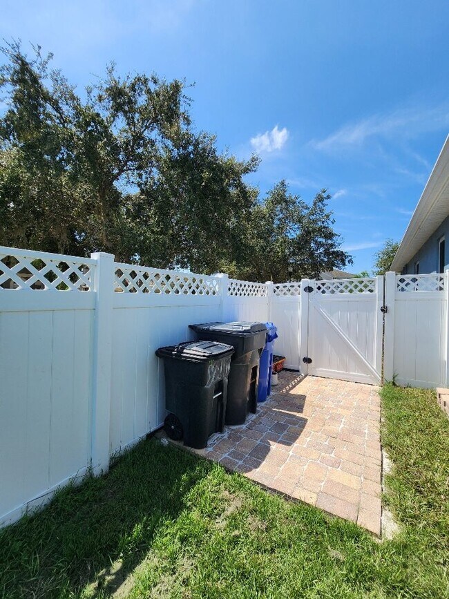 Building Photo - Beautiful 4 Bedroom 4 Bath Home In Ruskin