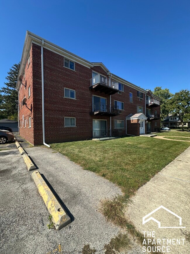 Building Photo - 1639 Oakwood Ave