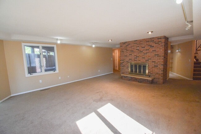 Building Photo - 6 Bed, 3.5 Bath Home for Rent – Retro Char...