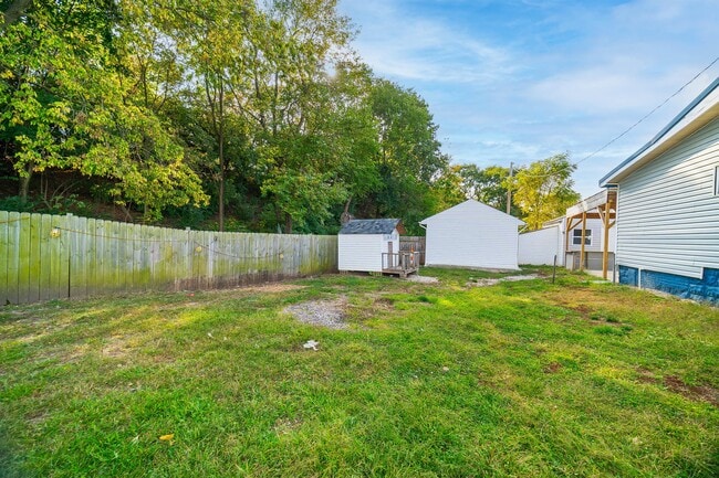 Building Photo - 465 Brehl Ave