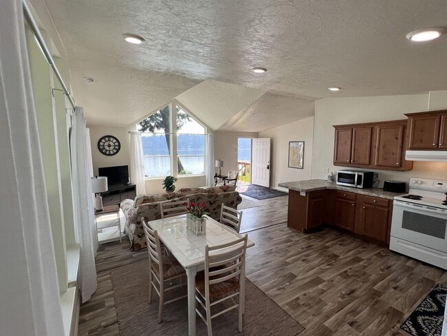Building Photo - FULLY FURNISHED 2bed 1.5 bath HOME Waterfront