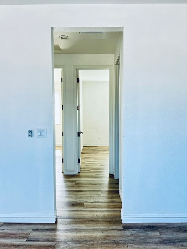 Building Photo - Private 2 bedroom, 1bath back house