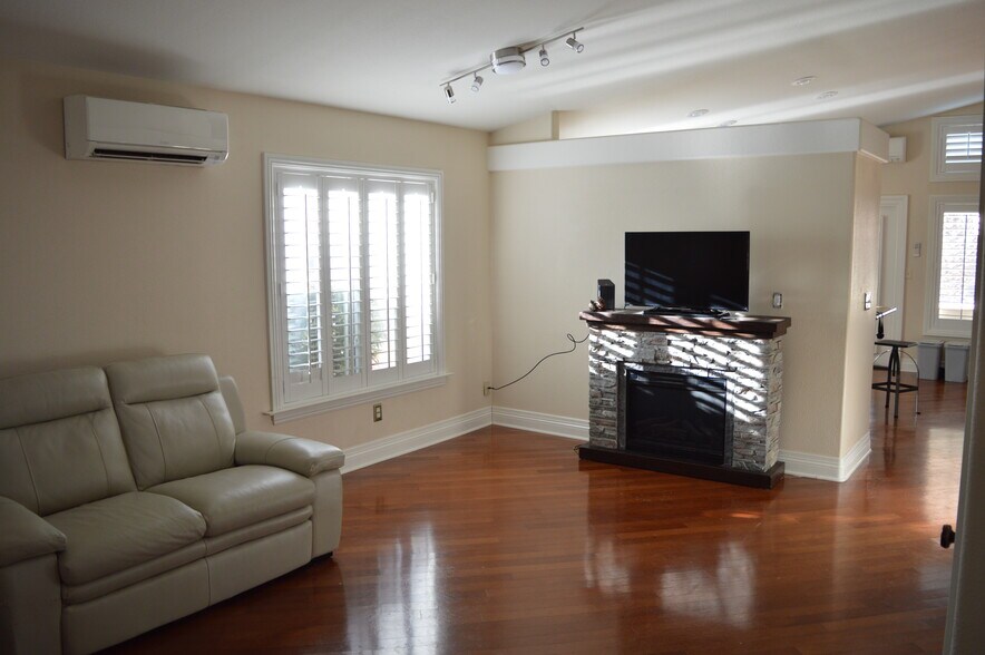 Building Photo - 1524 Waterton Dr