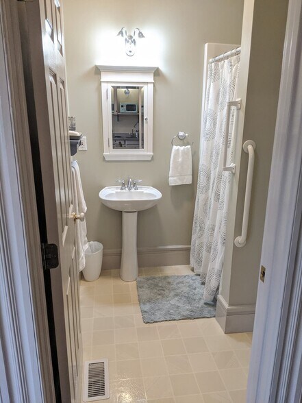 Building Photo - 1910 S G St