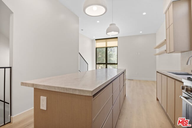 Building Photo - 426 Arnaz Dr