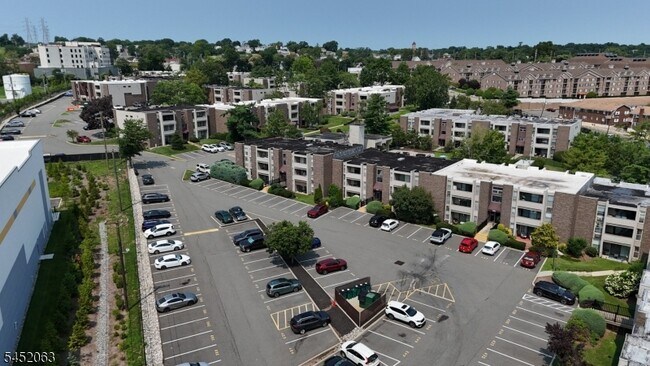 Building Photo - 833 Main St