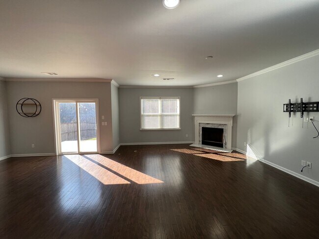 Building Photo - 4 Bedroom 3 Bath - Gorgeous Backyard in Le...