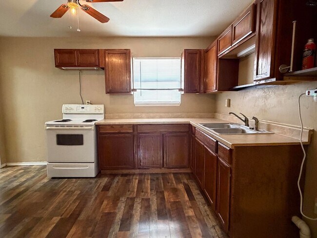 Building Photo - 115 E Garden Dr
