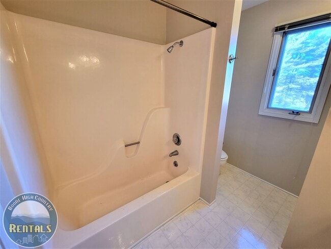 Building Photo - 1/1.5 Townhome located near Boone Golf Course!