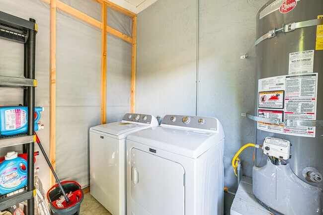 Building Photo - 226 E 10th St