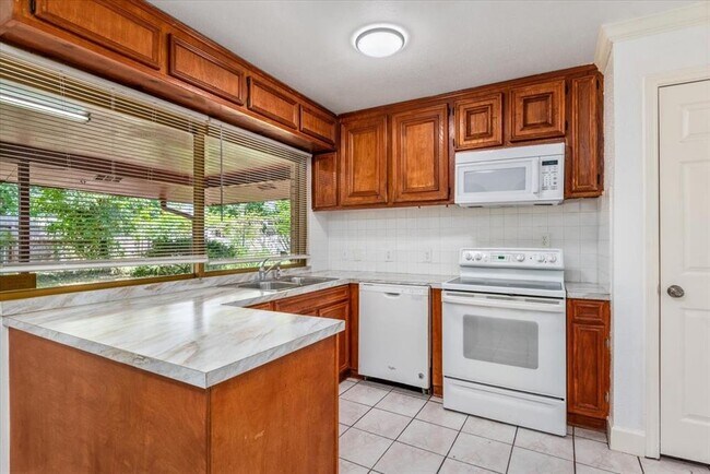 Building Photo - 8630 Valley S Dr