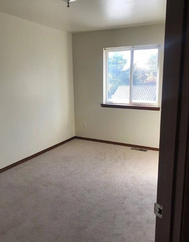Building Photo - Burlington 3 Bed 2.5 Bath