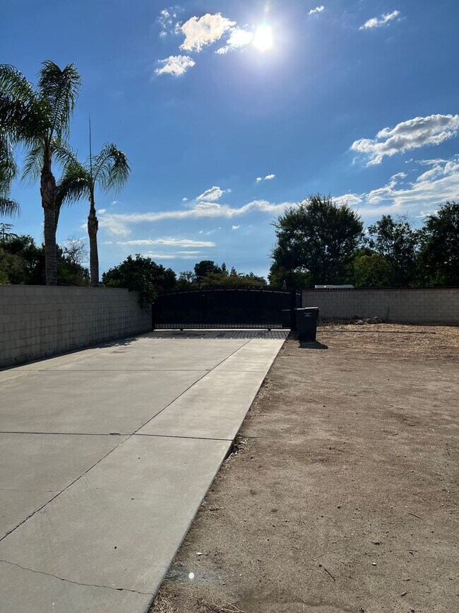 Building Photo - Northwest Bakersfield Home
