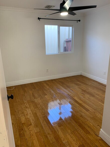 Building Photo - 940 1/2 N Serrano Ave