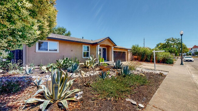 Building Photo - Charming 3 bedroom and 2 bath home with 2 ...