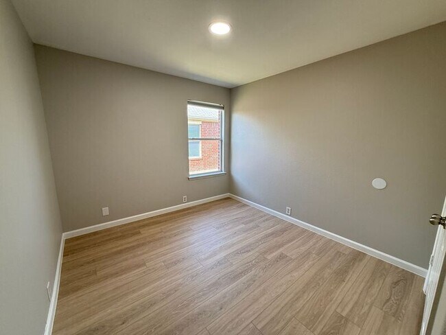 Building Photo - 1909 Morning Dove Dr