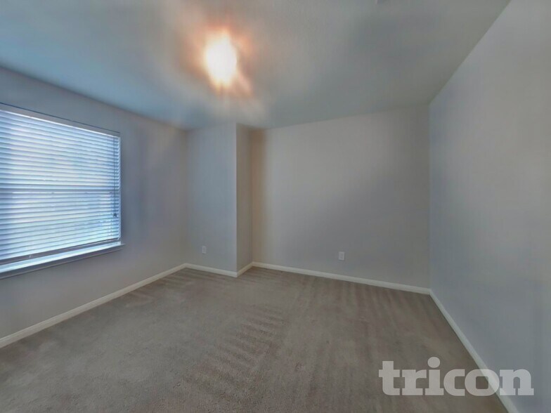 Building Photo - 17142 Common Point Dr