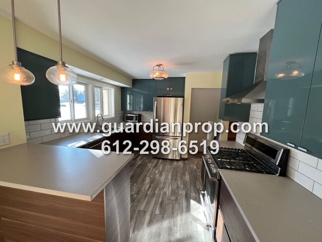 Building Photo - Updated Roseville House on Large Corner Lo...
