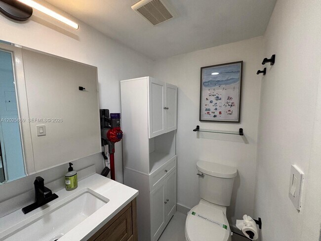 Building Photo - 540 Brickell Key Dr