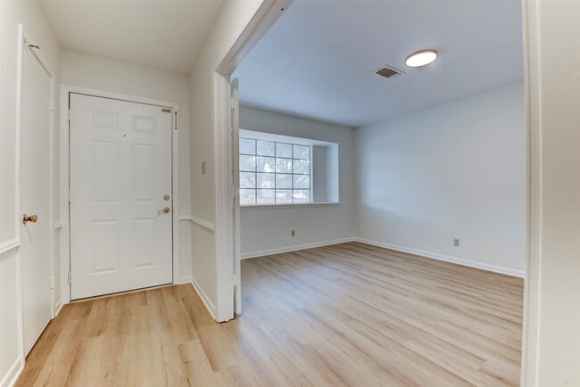 Building Photo - 3218 Crestdale Dr
