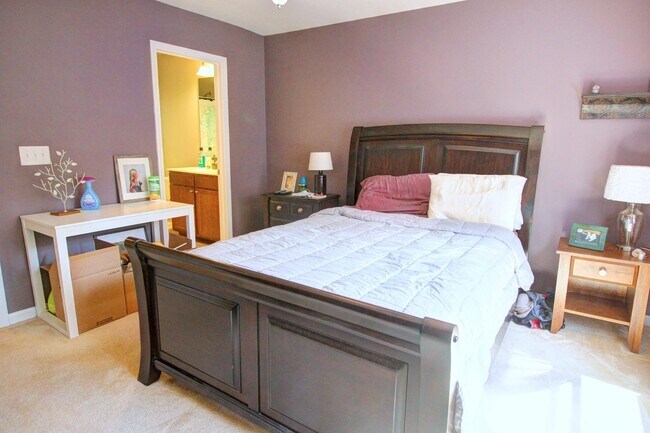 Building Photo - 3bd/3.5ba Spacious 3 Floor Townhouse in Durham's Stratford Lakes Neighborhood!