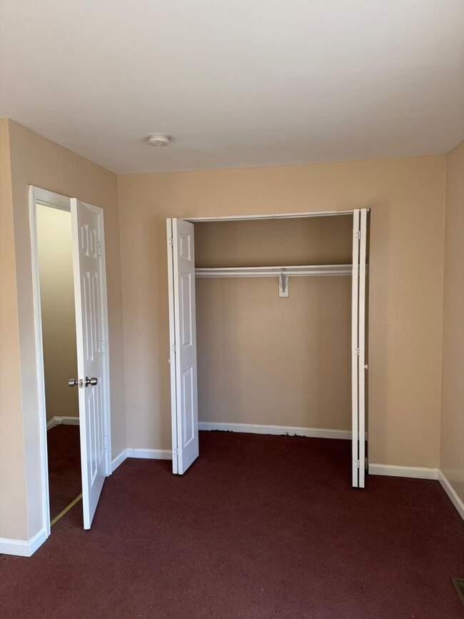 Building Photo - Recently Renovated 2 Bed 1 Bath Ready To M...