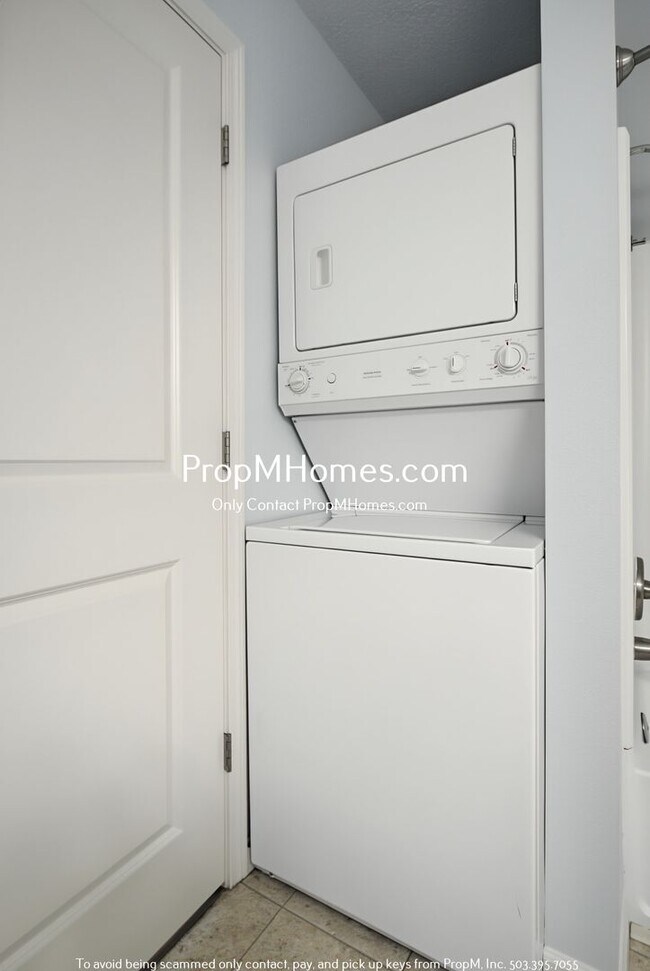 Building Photo - Two Bedroom Condo in the Heart of Bethany!