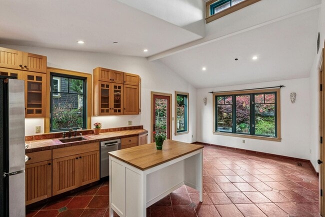 Building Photo - 385 Moraga Ave