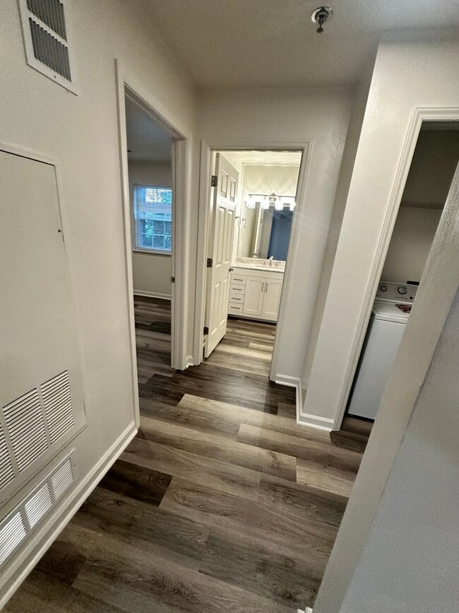 Building Photo - 1 Bedroom Available Collegiate Court  (SUB...