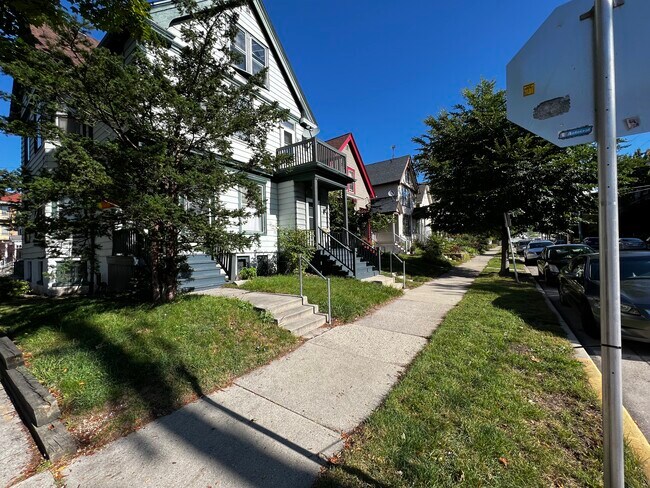 Well maintained block - 2247 North Summit Avenue