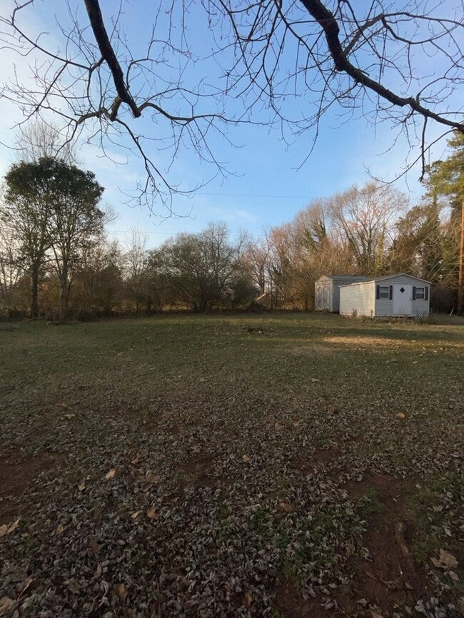 Building Photo - 3 Bedroom 2 Bathroom