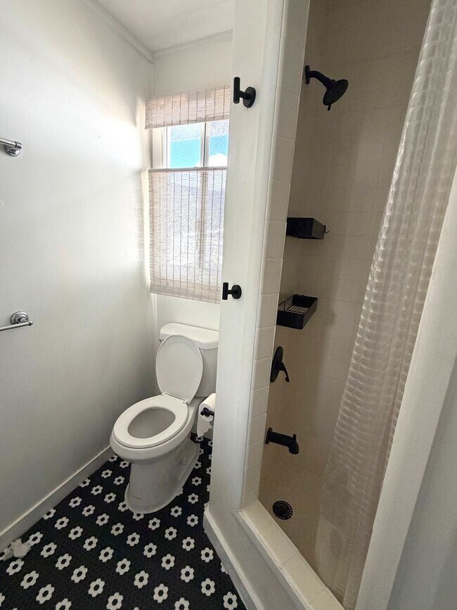 Building Photo - Charming 2BR Cottage Minutes from Kaimuki – Bright Home with Updated Kitchen