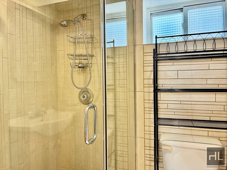 Building Photo - Large 2.5 bed 2 bath duplex with in unit W/D, Private Yard, Shed & Parking Available for an addit...