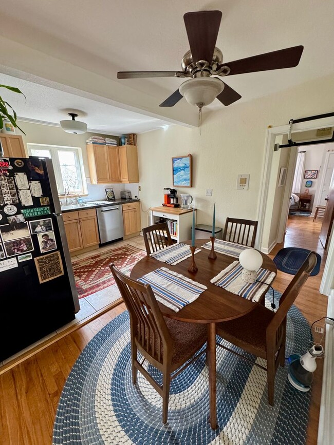 Building Photo - Mid Century Modern 1 bed Condo