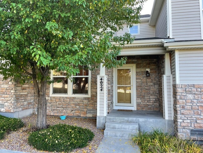 Building Photo - Cute 2bd, 2.5ba Townhome Across from Cotto...