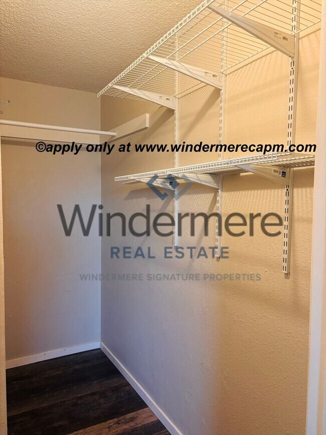 Building Photo - Modern Living at Tanglewood-Stylish First-Floor Condo!