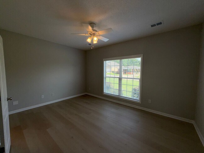 Building Photo - LEASING FOR FALL 2027 3 Bed/3 Bath Forest Lake Home less than a mile from campus!