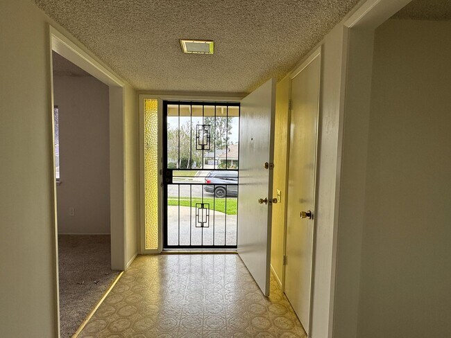 Building Photo - Beautiful Glendora Home in Desireable Area