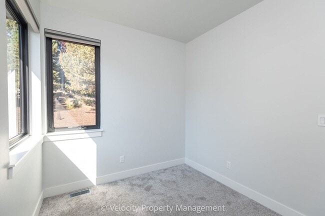 Building Photo - Stunning Home in Eagle Crest Resort Commun...