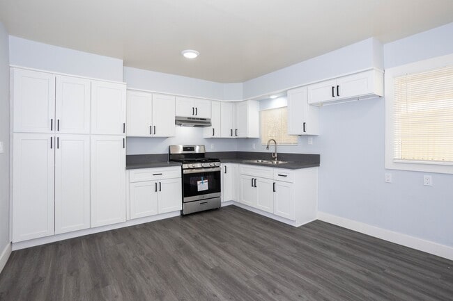 Building Photo - 331 San Emidio St