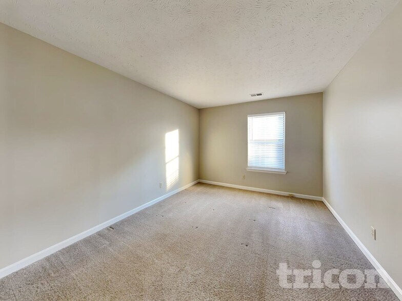 Building Photo - 575 Woodcrest Manor Dr