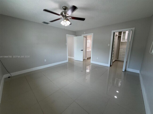 Building Photo - 9920 Jamaica Dr