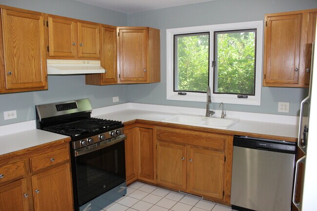 Building Photo - 10 Crestview Dr