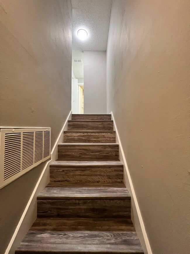 Building Photo - 813 Red Bird Ln